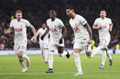 足球赛埃基蒂克脱衣庆祝引红牌风波，体育道德成焦点